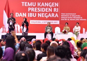 Presiden Jokowi berdialog dengan seorang warga Indonesia dalam acara Temu Kangen Presiden RI dan Ibu Negara,  di KBRI Singapura, Rabu (6/9) malam. (Foto: BPMI Setpres/ES) 