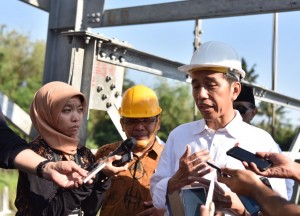 Presiden Jokowi menjawab wartawan yang mencegatnya usai meninjau Jembatan Gantung, di Kecamatan Dukun, Kabupaten Magelang, Jawa Tengah, Senin (18/9) siang. (Foto: NIA/Humas)