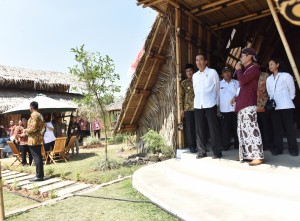 Presiden Jokowi saat meninjau Balkondes Wringinputih, Kecamatan Borobudur, Kabupaten Magelang, Senin (18/9). (Foto: Humas/Nia)