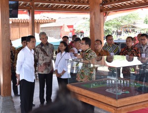 Presiden Jokowi saat meninjau Balkondes Tuksongo Kecamatan Borobudur, Kabupaten Magelang, Senin (18/9). (Foto: Humas/Nia)