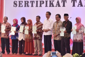 Presiden saat melaksanakan pembagian sertifikat di Lapangan Jambesari, Kelurahan Pulutan, Kecamatan Sidorejo, Kota Salatiga, Senin (25/9). (Foto: Humas/Oji)