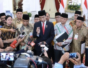 Presiden Jokowi didampingi pimpinan Ormas Islam menyampaikan keterangan pers, di Istana Merdeka, Jakarta, Rabu (6/9) siang. (Foto: BPMI Setpres)