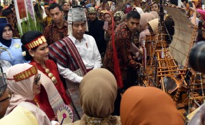 Dengan mengenakan baju adat, Presiden Jokowi didampingi Ibu Negara Iriana berdialog dengan para pengrajin usai membuka Pameran Kriyanusa Dekranas,di JCC, Jakarta, Rabu (27/9) pagi. (Foto: Rahmat/Humas).