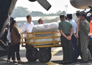 Presiden Jokowi pada Kamis (13/9) pagi melepas keberangkatan 4 pesawat Hercules dari Pangkalan TNI AU Halim Perdanakusuma, Jakarta. (Foto: Humas/Jay)