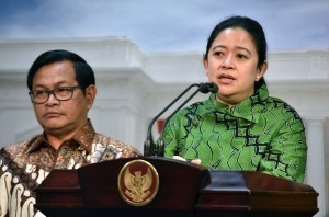 Coordinating Minister for Human Development and Culture Maharani, accompanied by Cabinet Secretary Pramono Anung, gives a press statement at the Presidential Office, Jakarta, Thursday, (28/9). (Photo by: JAY/Public Relation Division)