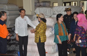 Mensos Khofifah Indar Parawansa berbincang dengan Ibu Negara Iriana saat mendampingi Presiden Jokowi meninjau logistik pengungsi Gunung Agung, di Kab. Karangasem, Bali, Selasa (26/9) kemarin. (Foto: JAY/Humas)