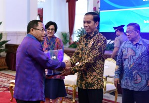 Presiden Jokowi memberikan penghargaan kepada wakil instansi yang memperoleh penilaian WTP 5 kali berturut-turut, di Istana Negara, Jakarta, Kamis (14/9) pagi. (Foto: JAY/Humas) 