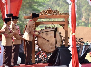 Presiden Jokowi memukul bedug tanda dimulainya pembukaan PERWIMANAS II, di lapangan tembak Akademi Militer, Magelang, Jawa Tengah, Senin (18/9) pagi. (Foto: NIA/Humas)