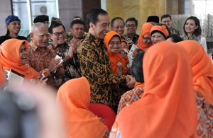 Presiden Jokowi didampingi sejumlah menteri bersilaturahmi dengan masyarakat di Gedung Perpusnas, Jakarta, Kamis (14/9) siang. (Foto: Rahmat/Humas)