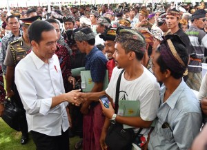Presiden Jokowi saat memberikan sambutan pada penyerahan 6.000 sertifikat kepada masyarakat Kabupaten Buleleng, di Taman Kota, Buleleng, Selasa (26/9) siang. (Foto: BPMI)