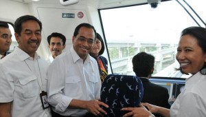 Menhub Budi K. Sumadi didampingi Menteri BUMN Rini Soemarno meresmikan beroperasinya Skytrain Bandara Soekarno Hatta, Tangerang, Banten, Sabtu (16/9). (Foto: Humas Kemenub)
