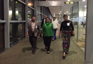 Menlu Retno Marsudi tiba di Yangon, Myanmar, Minggu (3/9) malam, disambut Dubes RI Ito Sumardi. (Kemlu RI)