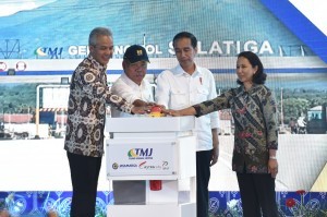 President Jokowi inaugurates Section III of Semarang  Solo Toll Road: Bawen-Salatiga in Central Java Province, Monday (25/9). (Photo by: Public Relations Division/Oji)