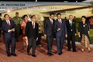 Presiden Joko Widodo dan Ibu Negara Iriana  tiba di Pangkalan TNI AU Halim Perdanakusuma Jakarta pada Sabtu (7/10) dini hari. (Foto: BPMI)