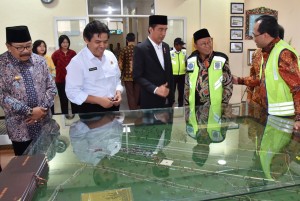 Presiden Jokowi mendapat penjelasan tentang tentang pengembangan Bandar Udara Trunojoyo Sumenep, Kabupaten Sumenep, Minggu (8/10). (Foto: BPMI)