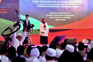 Presiden Jokowi dalam acara peringatan Hari Perdamaian Internasional yang dihelat di Institut Ilmu Keislaman Annuqayah, Kabupaten Sumenep, Provinsi Jawa Timur, Minggu (8/10). (Foto: BPMI)