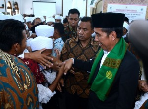 President Jokowi attends Halaqah Kebangsaan (a special gathering) attended by clerics, Islamic schools caretakers, and Islamic students with achievement from all over Madura at Al AmienPrenduan Islamic School in Sumenep Regency, East Java, Sunday (8/10). (Photo by: Bureau of Press and Media)