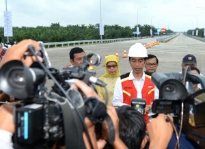 President Jokowi answers journalists questions after inaugurating the toll gate of Medan  Kualanamu  Tebing Tinggi, on Friday (13/10) (Photo by: Bureau of Press and Media) 