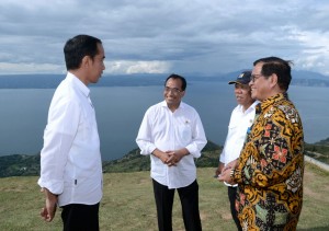 Presiden saat meninjau kawasan pariwisata Danau Toba Provinsi Sumatra Utara, Sabtu (14/10). (Foto: BPMI)