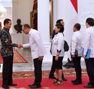 Presiden Jokowi saat menerima Ketua Umum Kadin Rosan Roeslani di Istana Merdeka, Kamis (26/10). (Foto: BPMI)