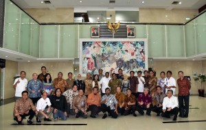 Seskab berfoto bersama alumni Institut Teknologi Bandung di lantai 2, Gedung III Kemensetneg, Jakarta, Senin (30/10). (Foto: Humas/Jay)