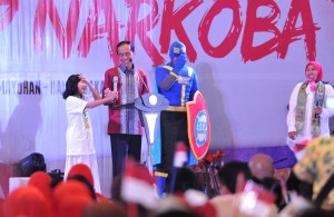 Presiden Jokowi berdialog dengan seorang pelajar pada Penyuluhan Bahaya Narkoba, Pornografi dan Kekerasan, di JI-Expo, Kemayoran, Jakarta, Rabu (11/10) pagi. (Foto: JAY/Humas)