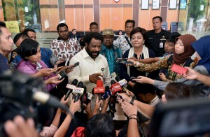 Staf Khusus Presiden, Lennis Kagoya menyampaikan keterangan kepada pers di Gedung Kemensetneg Sayap Timur, Jakarta, Jumat (13/10). (Foto: Humas/Jay)