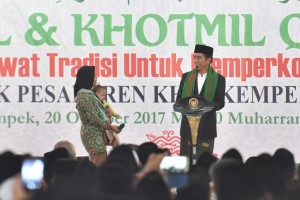 Presiden Jokowi saat menghadiri Haul dan Khotmil Quran di Pondok Pesantren (Ponpes) Kyai Haji Aqiel Siroj (KHAS) Kempek, Cirebon, Jawa Barat, Jumat (20/10) petang.(Foto: Humas/Deni)