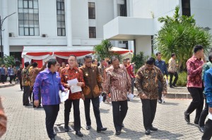 Para Kepala Daerah berjalan menuju tempat pelaksanaan Rapat Kerja Pemerintah di Istana Negara, Jakarta, Selasa (24/10). (Foto: Humas/Deni)