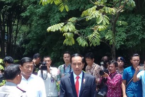 Presiden Jokowi menuju acara digelar di Akpol, Semarang, Jawa Tengah, Senin (9/10). 