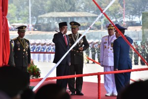 Presiden Jokowi pada perayaan HUT ke-72 TNI, di Dermaga Indah Kiat Cilegon, Provinsi Banten, Kamis (5/10). (foto: Humas/Jay)