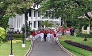 Presiden Jokowi berjalan bersama Gubernur dan Wakil Gubernur DIY melakukan kirab dari Istana Merdeka menuju Istana Negara, Selasa (10/10). (Foto: Humas/Rahmat)