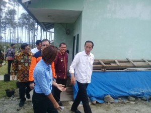 Presiden saat kunjungi penampungan pengungsi Sinabung, di areal relokasi Siosar, Kabupaten Karo, Sumatra Utara, Sabtu (14/10) siang. (Foto: Naster)
