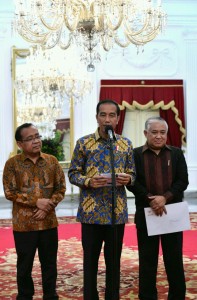Presiden Jokowi pada konferensi pers bersama Din Syamsuddin dan Mensesneg Pratikno, di Ruang Kredensial Istana Merdeka Jakarta, Senin (23/10). (Foto: BPMI)