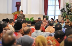 Presiden Jokowi saat memberikan arahan kepada Gubernur, Bupati, dan Wali Kota yang hadir dalam acara Rapat Kerja Pemerintah (RKP) di Istana Negara, Jakarta, Selasa (24/10). (Foto: Humas/Jay)