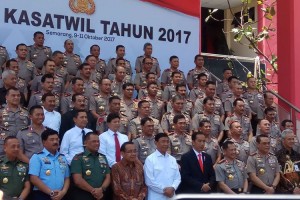 Presiden Jokowi berfoto bersama dalam acara yang digelar di kompleks Akademi Kepolisian (Akpol) Semarang, Jawa Tengah, Senin (9/10)