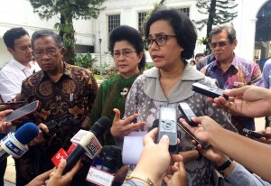 Minister of Finance answers reporters questions after attending a limited cabinet meeting at the Merdeka Palace on Thursday (19/10). (Photo by: Public Relations Division/Nia)