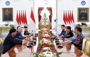 Presiden Jokowi didampingi Wakil Presiden Jusuf Kalla menerima delegasi OCA yang dipimpin Sheikh Ahmad Al Fahad Al Sabah, di Istana Merdeka, Jakarta, Senin (16/10) pagi. (Foto: JAY/Humas)
