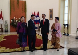 Presiden Jokowi dan Ibu Negara menyambut PM Laos beserta Istri di Istana Kepresidenan Bogor, Jawa Barat, Kamis (12/10). (Foto: Humas/Agung)