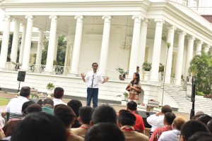 Presiden Jokowi saat menjawab pertanyaan peserta dalam acara Peringatan Hari Sumpah Pemuda, di Istana Kepresidenan, Bogor, Jawa Barat, Sabtu (28/10). (Foto: Humas/Fitri).