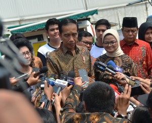 Presiden Jokowi menjawab wartawan usai menghadiri acara Pencanangan Aksi Nasional Pemberantasan Obat Ilegal dan Penyalahgunaan Obat, di Bumi Perkemahan Wisata Cibubur, Jakarta Timur, Selasa (3/10) pagi. (Foto: AGUNG/Humas)
