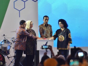 Presiden Jokowi didampingi Menkes, Seskab, dan Kepala BPOM menekan tombol pencanangan Aksi Nasional Pemberantasan Obat Ilegal dan Penyalahgunaan Obat, di Bumi Perkemahan Wisata Cibubur, Jakarta Timur, Selasa (3/10) pagi. (Foto: AGUNG/Humas)