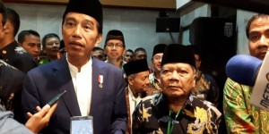 Presiden diwawancarai wartawan usai berkunjung ke Persis, Bandung, Selasa (17/10) malam. 
