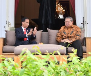 Presiden Jokowi menerima Presiden ke-6 RI, SBY, di Beranda Belakang Istana Merdeka, Jakarta, Jumat (27/10) siang. (Foto: BPMI)