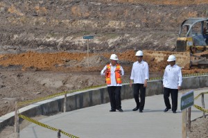Presiden Jokowi didampingi Gubernur Kaltara mendengar penjelasan Menteri PUPR tentang pembangunan Embung Rawasari, di Tarakan, Kaltara, Jumat (6/10) pagi. (Foto: OJI/Humas)