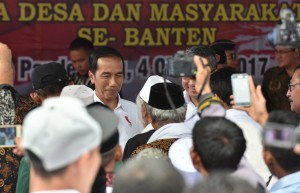Presiden Jokowi saat bersilaturahim dengan para kepala desa dan masyarakat tani se Provinsi Banten, di Desa Muruy, Kecamatan Menes, Kabupaten Pandeglang, Banten, Rabu (4/10). (Foto: Humas/Jay) 
