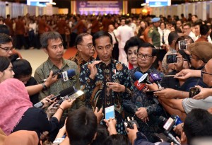 Presiden Jokowi menjawab wartawan usai membuka Rakernas Walubi, di JI Expo Kemayoran Jakarta, Kamis (26/10) pagi. (Foto: Jay/Humas)