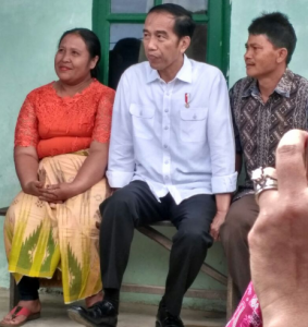 Presiden Jokowi berbincang dengan warga pengungsi Gunung Sinabung, di Kab. Karo, Sumatera Utara, beberapa waktu lalu. (Foto: Setpres)