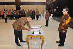 Kepala Sekretariat UKP PIP Beben Hurmansyah menandatangani Pakta Integritas di hadapan Kepala UKP PIP Yudi Latif disaksikan Seskab Pramono Anung, di aula Gedung III Kemensetneg, Jakarta, Selasa (3/10) sore. (Foto: Deny S/Humas)