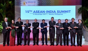 Presiden Jokowi berfoto bersama pemimpin ASEAN dan India di Philippines International Convention Center (PICC), Manila, Filipina, Rabu (14/11).